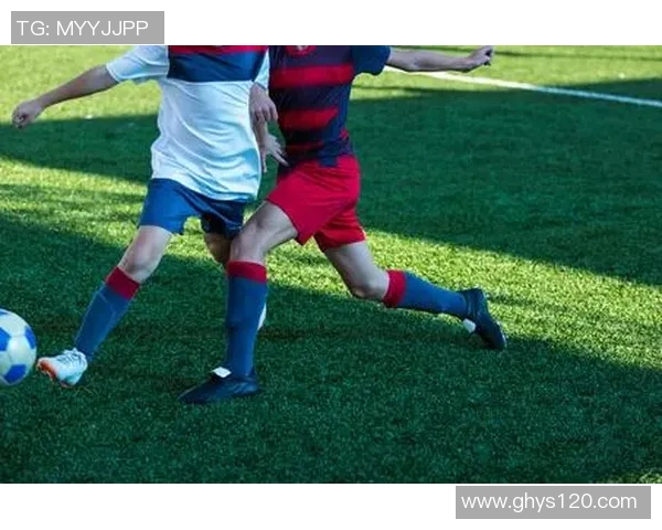 以足球运球球星为核心展现速度激情与技巧完美结合的赛场瞬间 以足球运球球星为核心展现速度激情与技巧完美结合的赛场瞬间