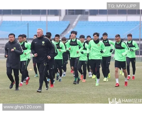 足球球星健身房训练日常揭秘：如何保持巅峰状态与增强体能